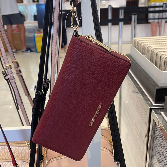 MICHAEL KORS
Leather Continental Wristlet Phone Case Wallet
Oxblood
NWT - Picture 12 of 16